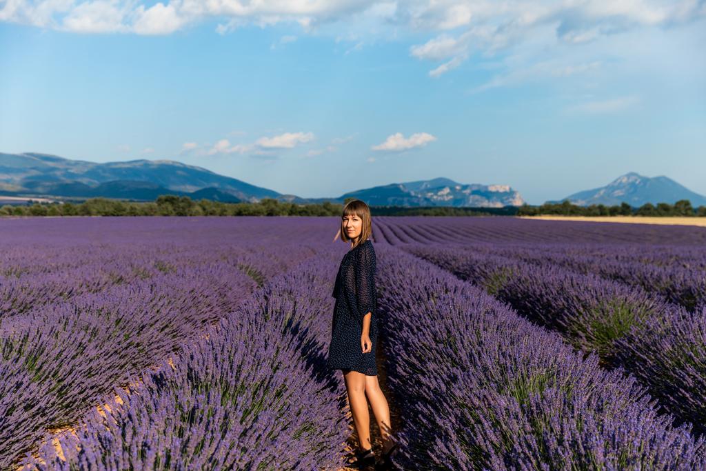 mooie jonge vrouw staande op Lavendel veld en kijken camera, provence, Frankrijk - Foto, afbeelding