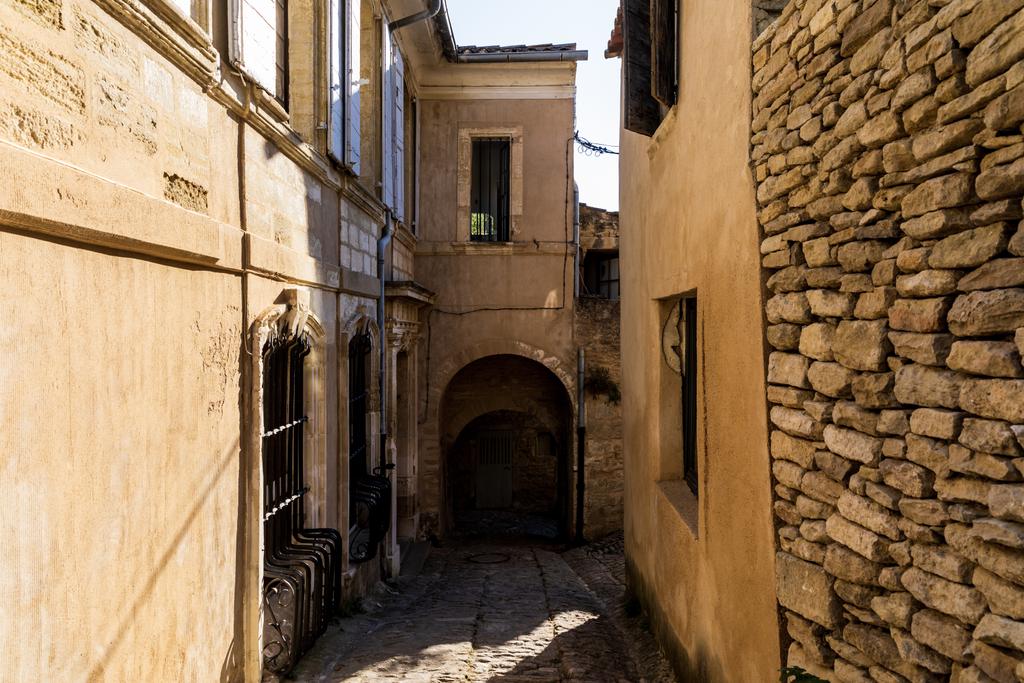 プロヴァンス、フランスの古い石造りの建物にある居心地の良い狭い通り - 写真・画像