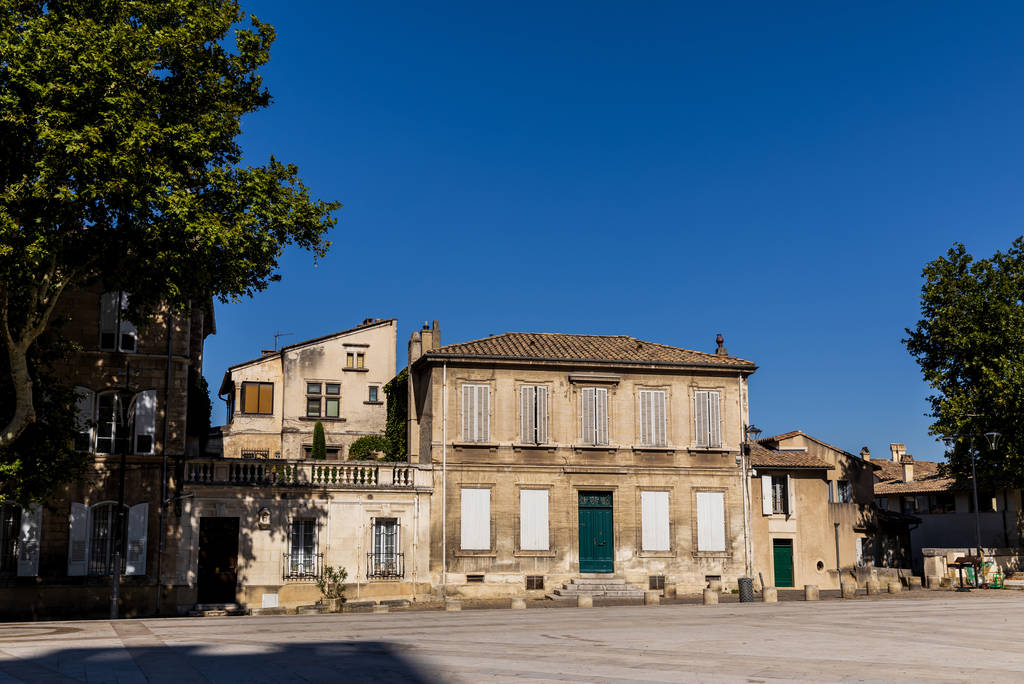 lege straat met oude traditionele huizen en groene bomen in de zonnige dag, provence, Frankrijk - Foto, afbeelding