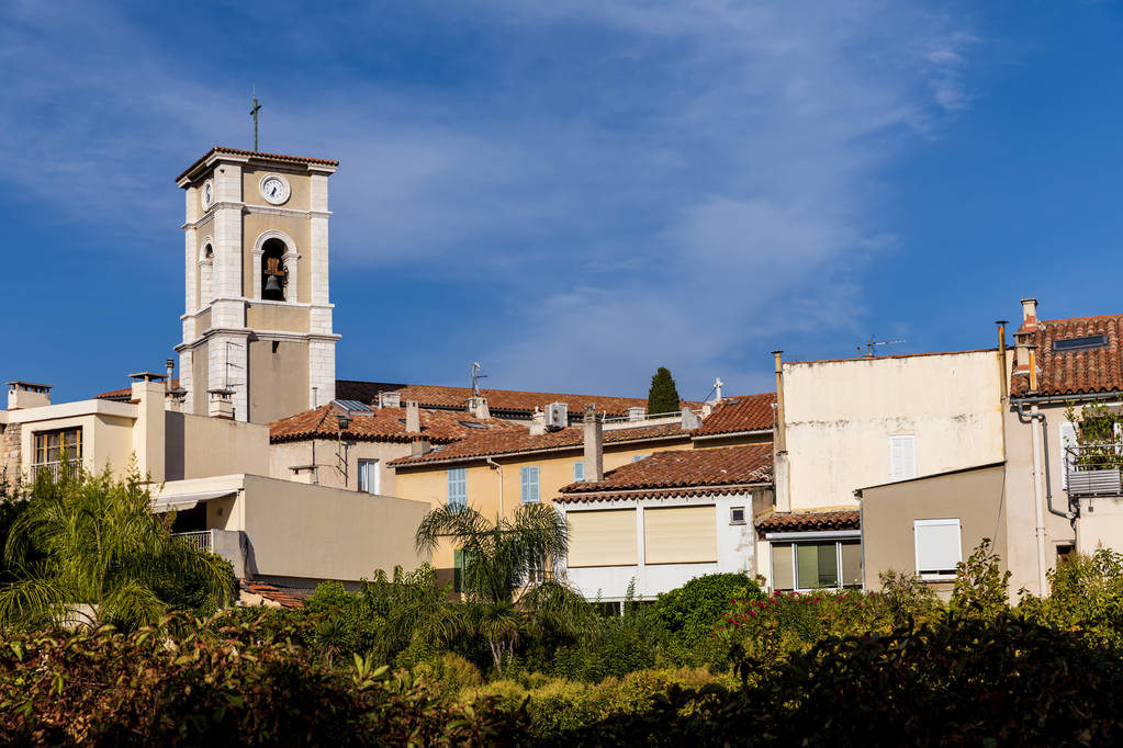 oude klokkentoren en traditionele huizen in de Franse stad - Foto, afbeelding
