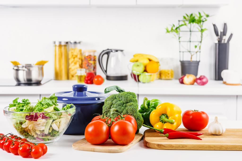 zralé brokolicí, rajčaty a paprikou na stole v lehké kuchyni - Fotografie, Obrázek