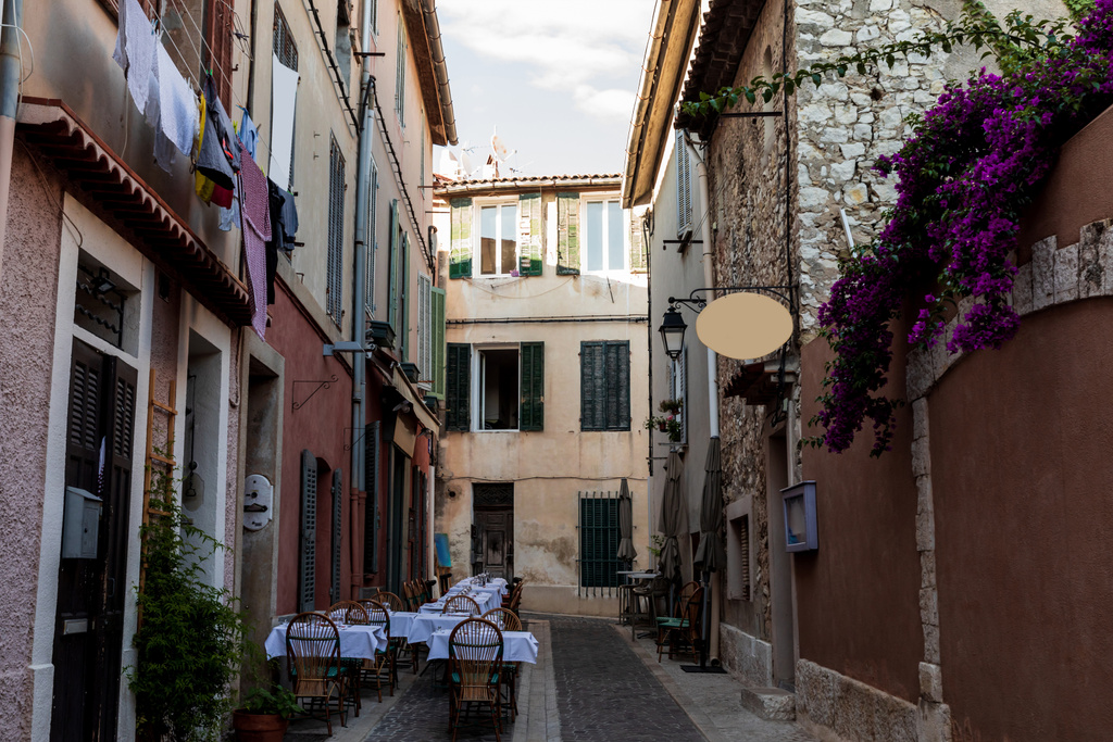 rue étroite confortable avec maisons traditionnelles et café en plein air en provence, france
 - Photo, image