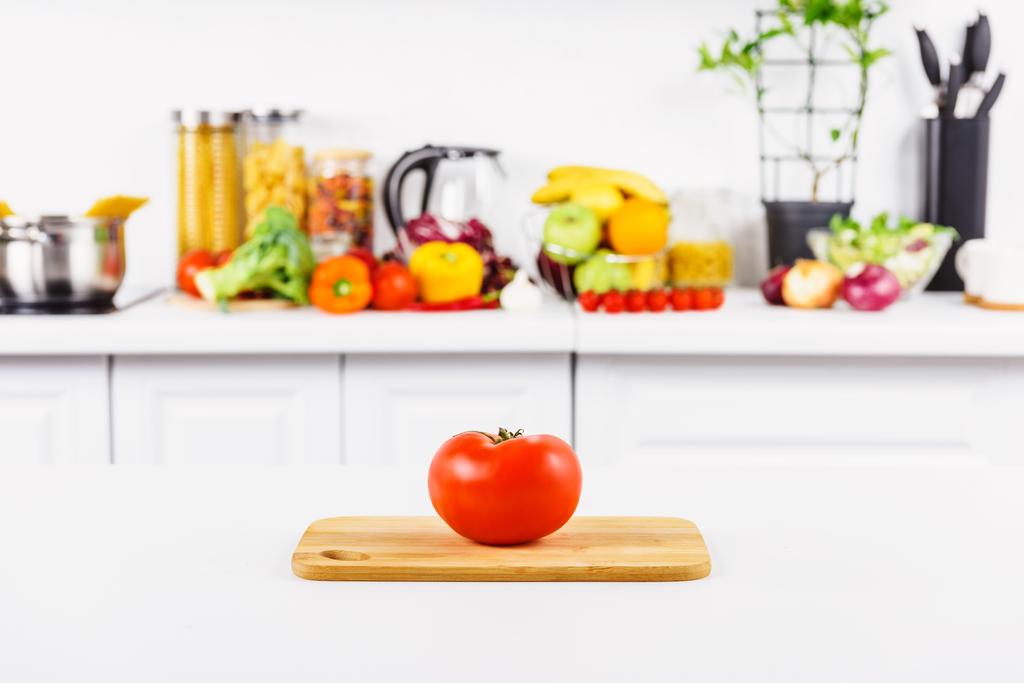 kypsä tomaatti leikkuulauta vihanneksia taustalla kevyt keittiö
 - Valokuva, kuva