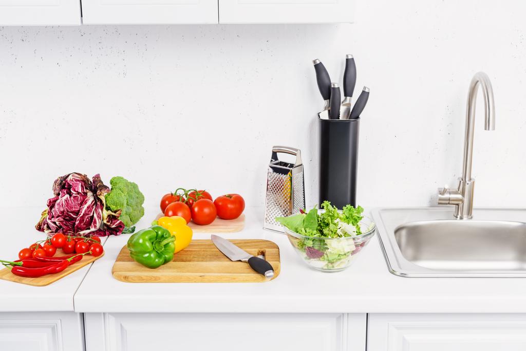 verduras maduras en tablas de cortar en cocina ligera
 - Foto, Imagen
