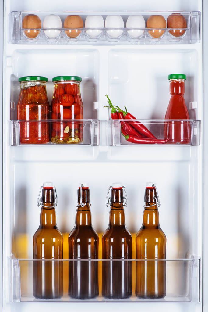Eier und Glasflaschen Bier im Kühlschrank - Foto, Bild