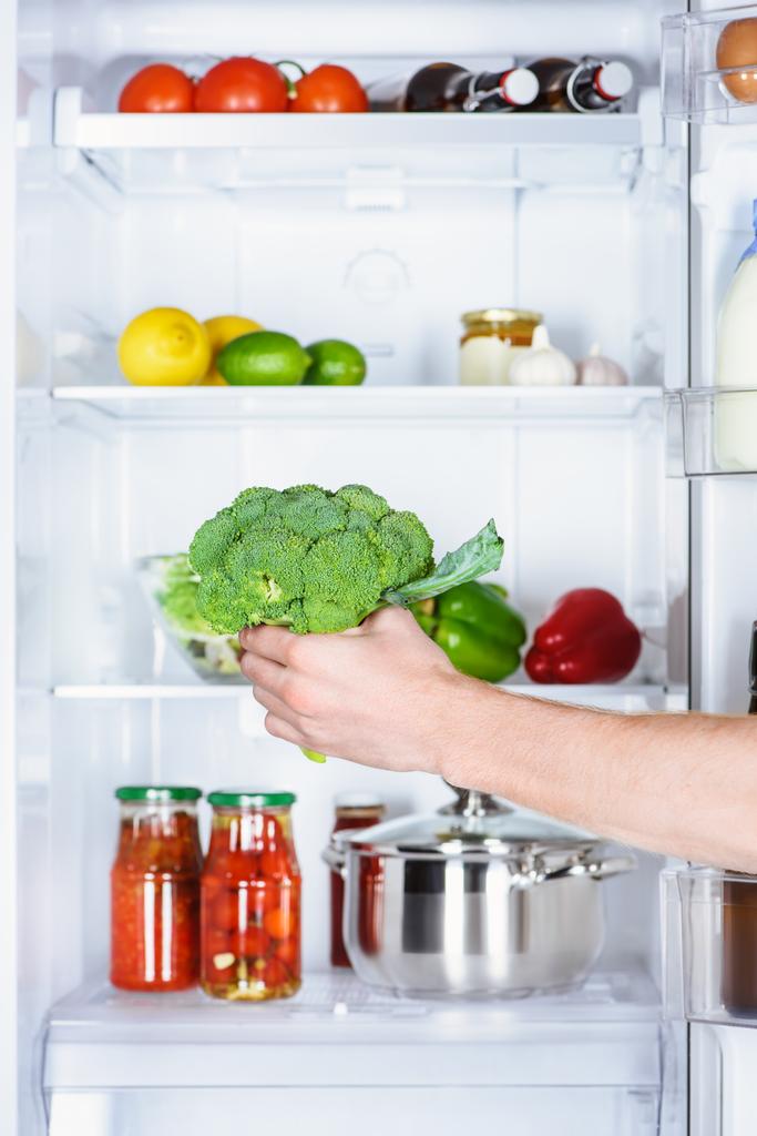 biri brokoli buzdolabı üzerinden alarak resim kırpılmış - Fotoğraf, Görsel
