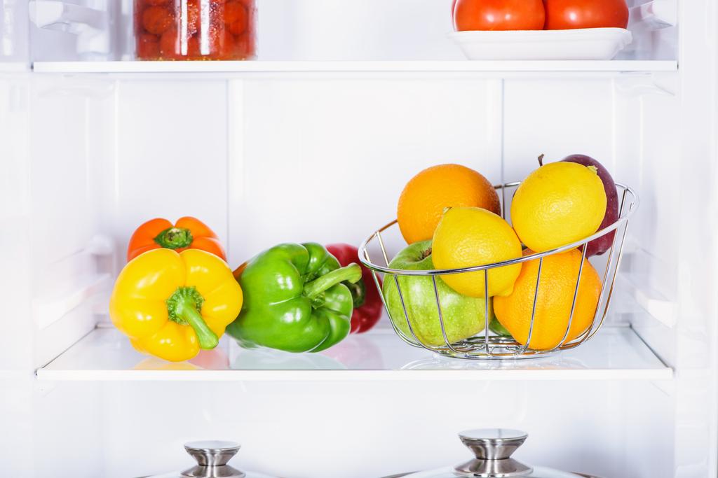 papryka, pomarańcze i jabłka w lodówce - Zdjęcie, obraz
