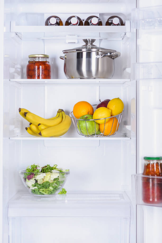 зрелые фрукты, салат, сковороду и сохранившиеся помидоры в холодильнике
  - Фото, изображение