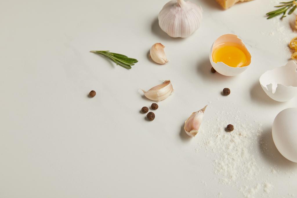 zár megjelöl kilátás az olasz tészta hozzávalóit fehér márvány felületre - Fotó, kép