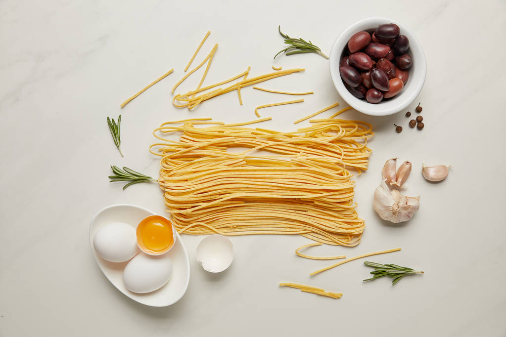piano lat con vari ingredienti di pasta italiana disposti su superficie di marmo bianco
 - Foto, immagini