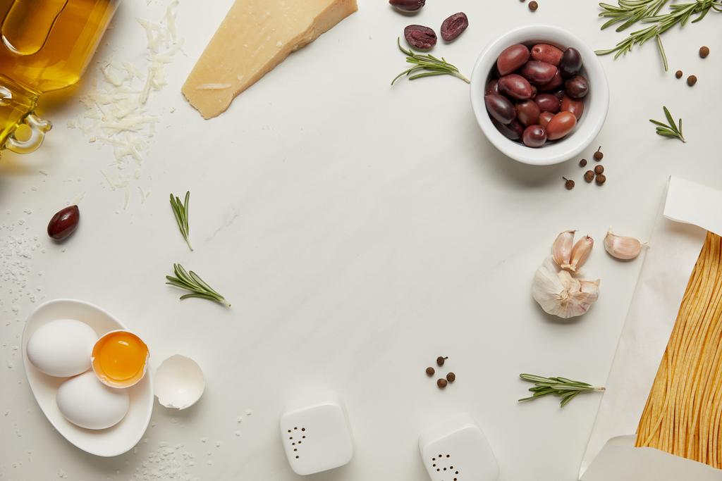 плоский лат с различными итальянскими ингредиентами макаронных изделий, расположенных на поверхности белого мрамора
 - Фото, изображение