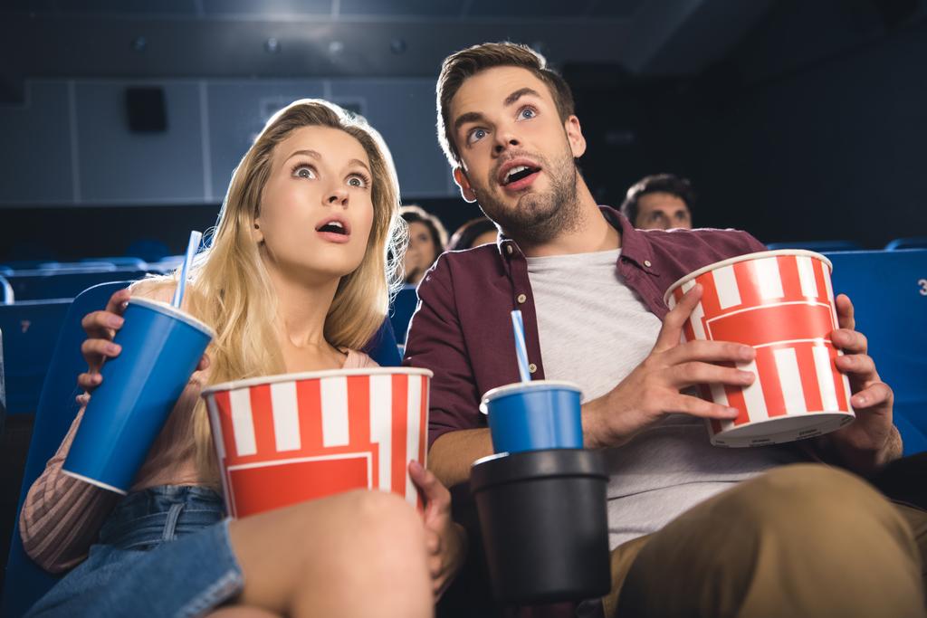 emocionální pár s popcorn společně sledovat film v kině - Fotografie, Obrázek