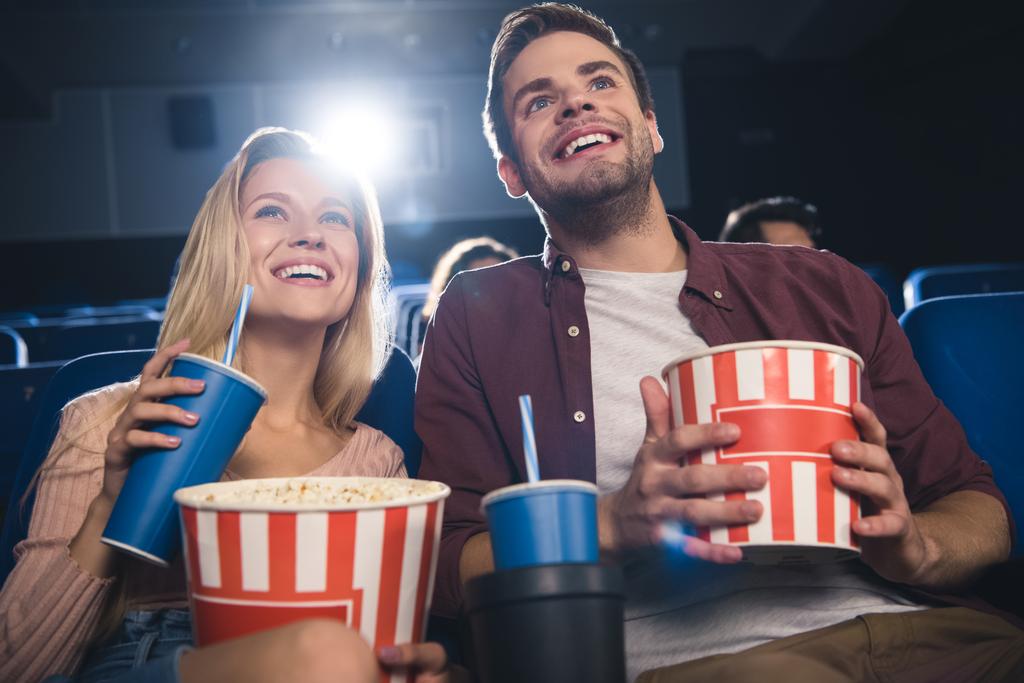 šťastný pár se společně sledovat film v kině popcorn - Fotografie, Obrázek