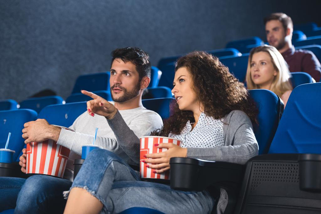 echtpaar met popcorn film samen te kijken in de bioscoop  - Foto, afbeelding