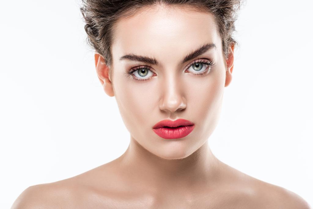 retrato de hermoso modelo con labios rosados, aislado en blanco
  - Foto, imagen