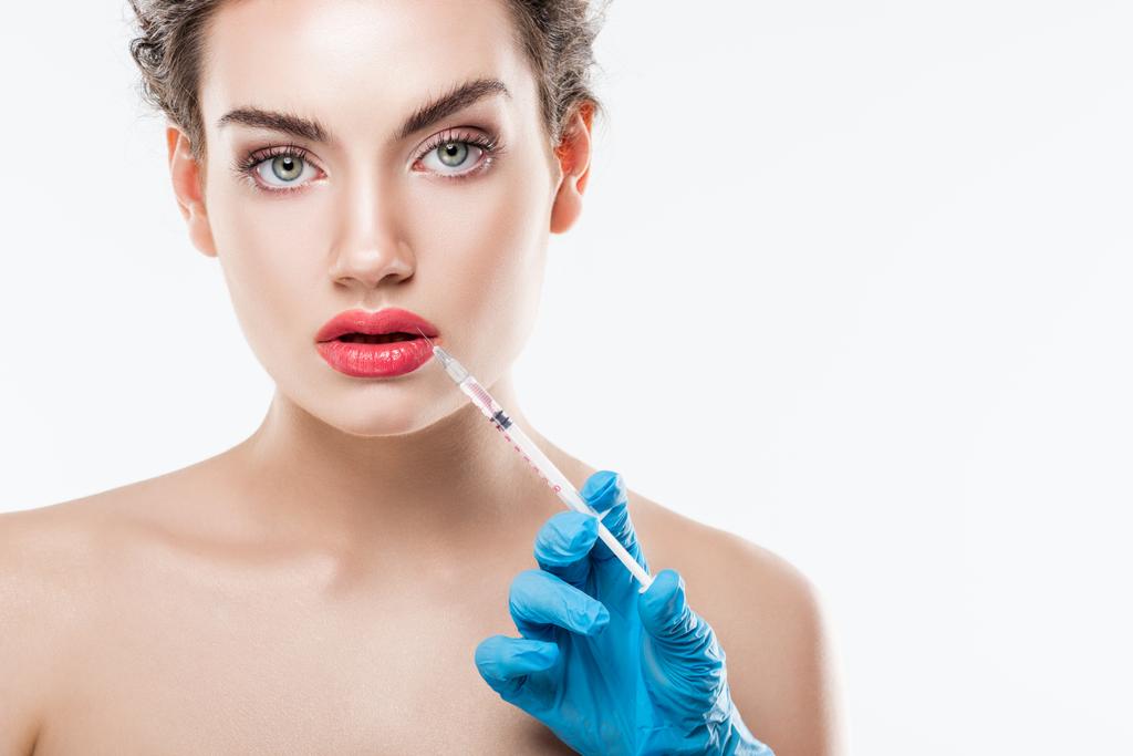 kadın beyaz izole şırınga dudaklarında güzellik enjeksiyon yapma - Fotoğraf, Görsel