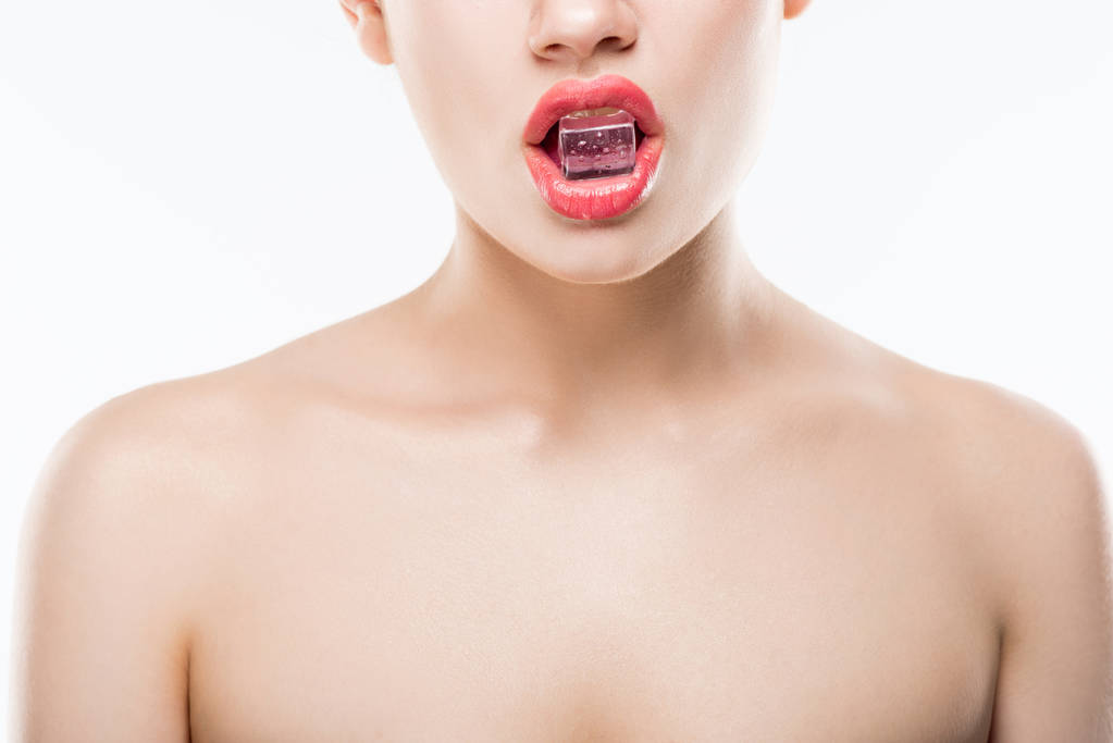 обрізаний вид на голу жінку, що тримає крижаний куб у губах, ізольований на білому
 - Фото, зображення
