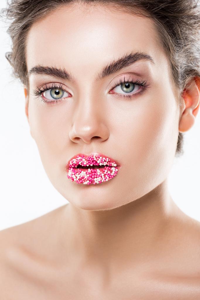 πορτρέτο του ελκυστικό μοντέλο με ψεκάζει ροζ ζάχαρη στα χείλη, απομονώνονται σε λευκό  - Φωτογραφία, εικόνα