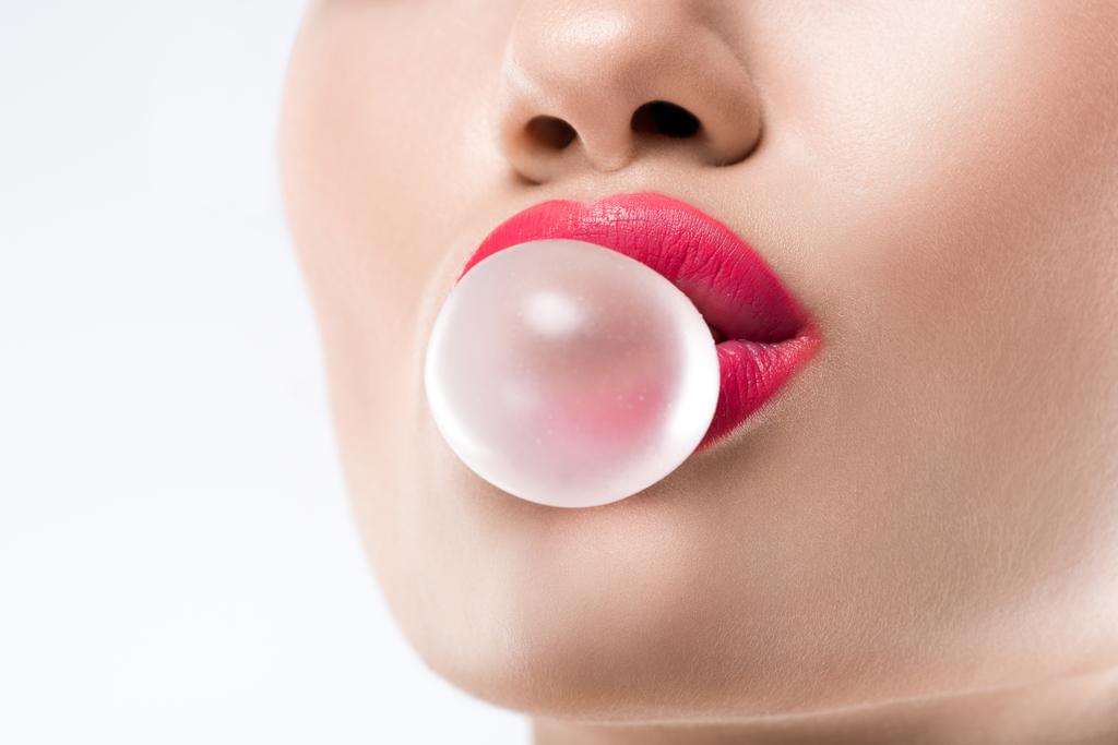 oříznutý pohled ženy s bublinu ze žvýkačky, izolované na bílém - Fotografie, Obrázek