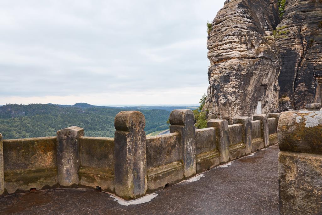 ponte de pedra, rochas antigas e floresta em Bastei, Alemanha
 - Foto, Imagem
