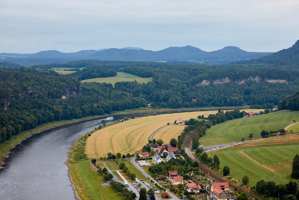havadan görünümü güzel elbe Nehri, alanlar ve evler Rathen, Almanya - Fotoğraf, Görsel