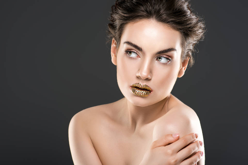 κομψά μοντέρνα γυμνό κορίτσι με χρυσά χείλη, απομονώνονται σε γκρι - Φωτογραφία, εικόνα