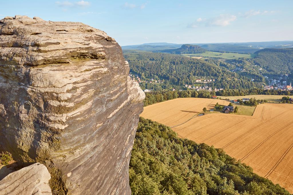 mooi landschap met oude rock en veld in Bad Schandau, Duitsland - Foto, afbeelding