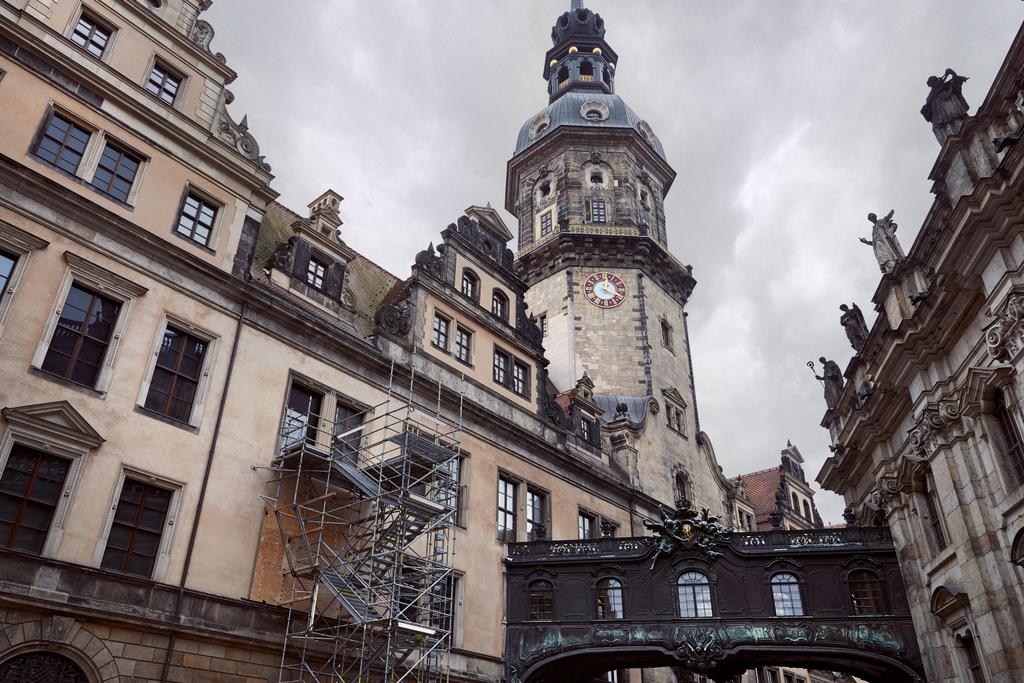 Χαμηλή γωνία άποψη των παλαιών Δρέσδη Καθεδρικός ναός με το ρολόι, αγάλματα σε στέγη κτιρίου στη Δρέσδη, Γερμανία - Φωτογραφία, εικόνα