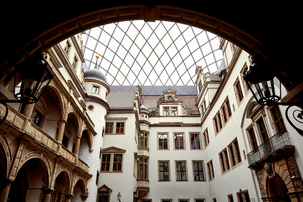 vue à angle bas des bâtiments historiques anciens et de l'arche à Dresde, Allemagne
 - Photo, image