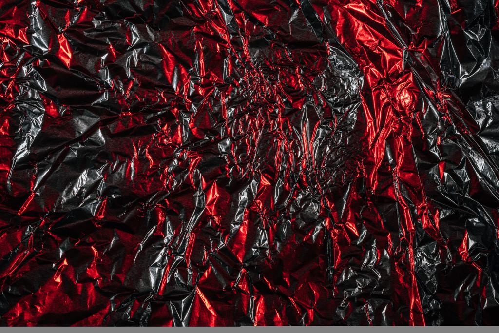 λαμπερή αφηρημένη τσαλακωμένο αλουμινόχαρτο ασημένιο και κόκκινο φόντο  - Φωτογραφία, εικόνα