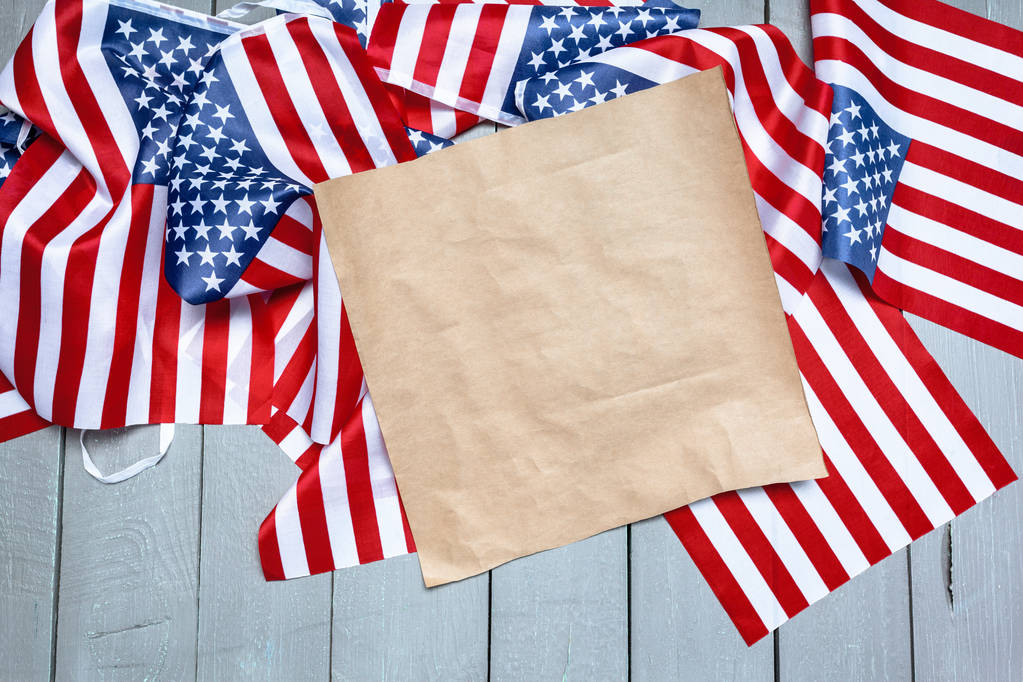 Ahşap arka plan üzerinde Amerikan bayrakları - Fotoğraf, Görsel