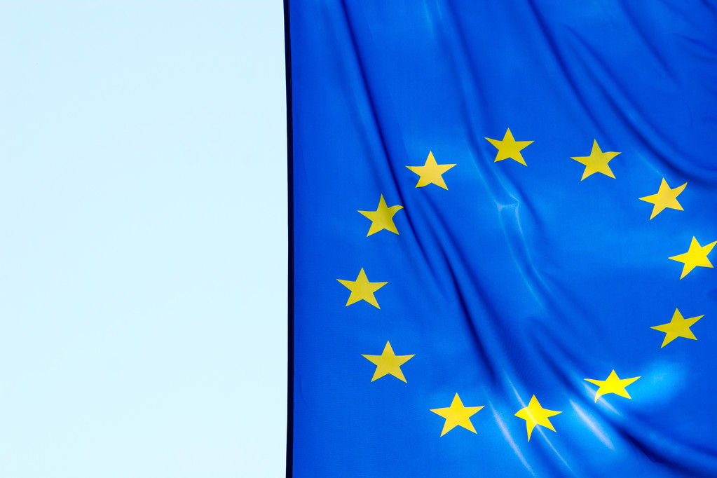 Fragmento da bandeira da UE contra o céu
 - Foto, Imagem