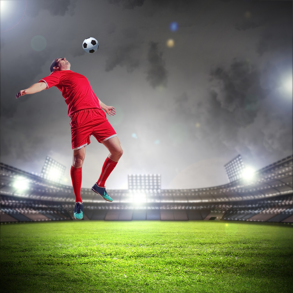 jalkapalloilija lyömällä pallo
 - Valokuva, kuva