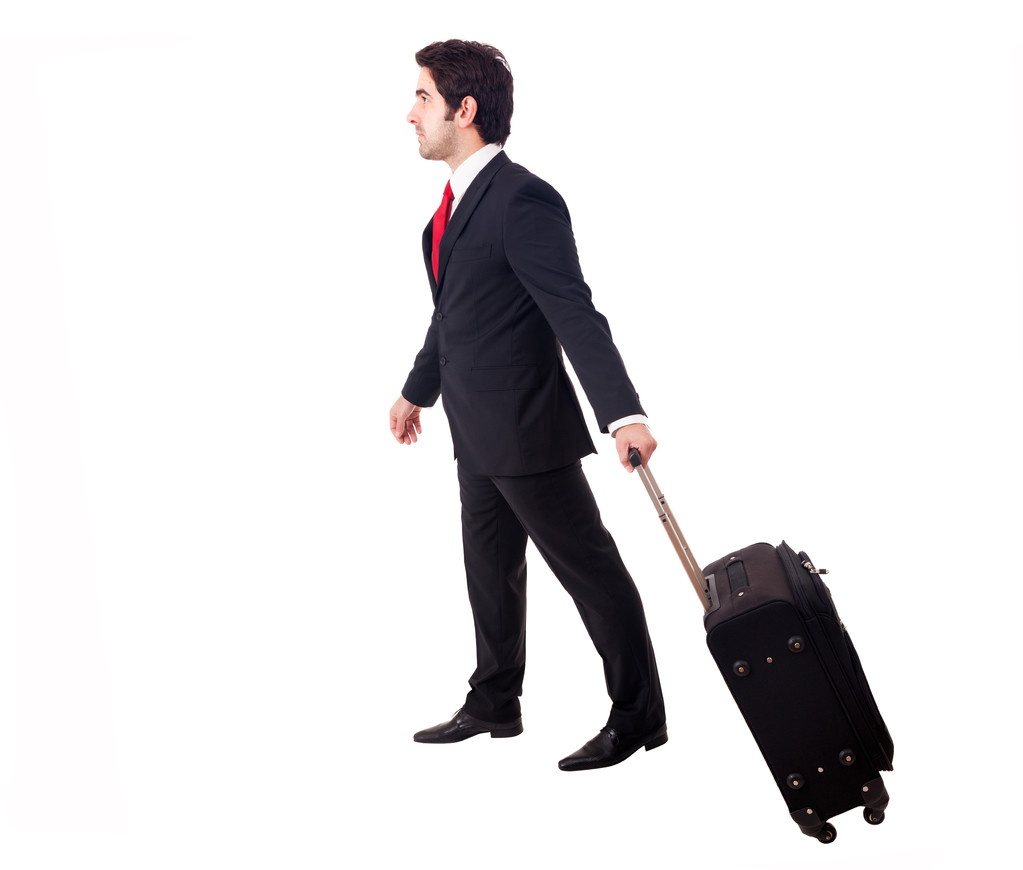 Молодой бизнесмен идет на белом фоне со своим путешествием б
 - Фото, изображение