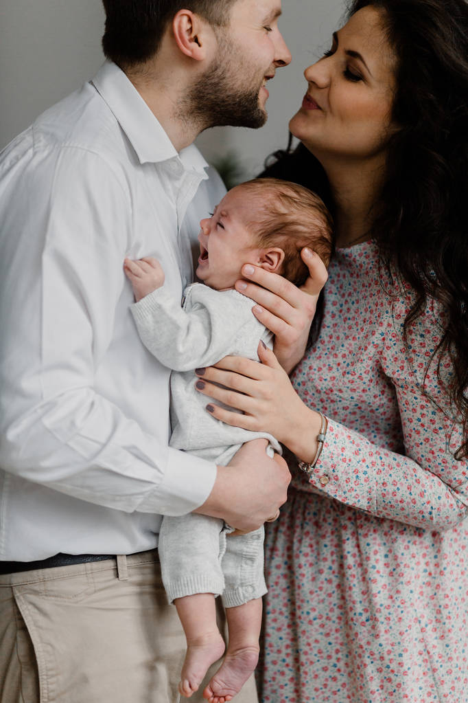 男の子の赤ちゃんと幸せな若い家族 - 写真・画像