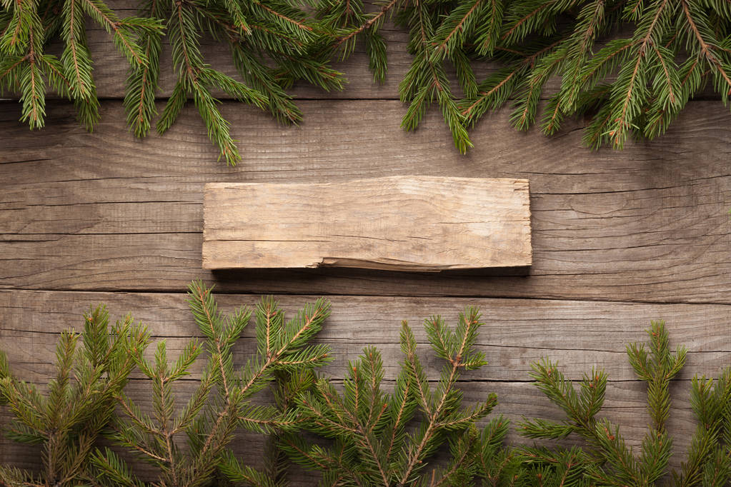 Χριστουγεννιάτικο δέντρο σε ξύλινα φόντο με αντίγραφο χώρου - Φωτογραφία, εικόνα