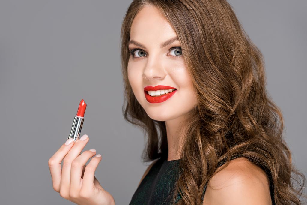 jolie femme souriante avec rouge à lèvres rouge isolé sur gris
 - Photo, image