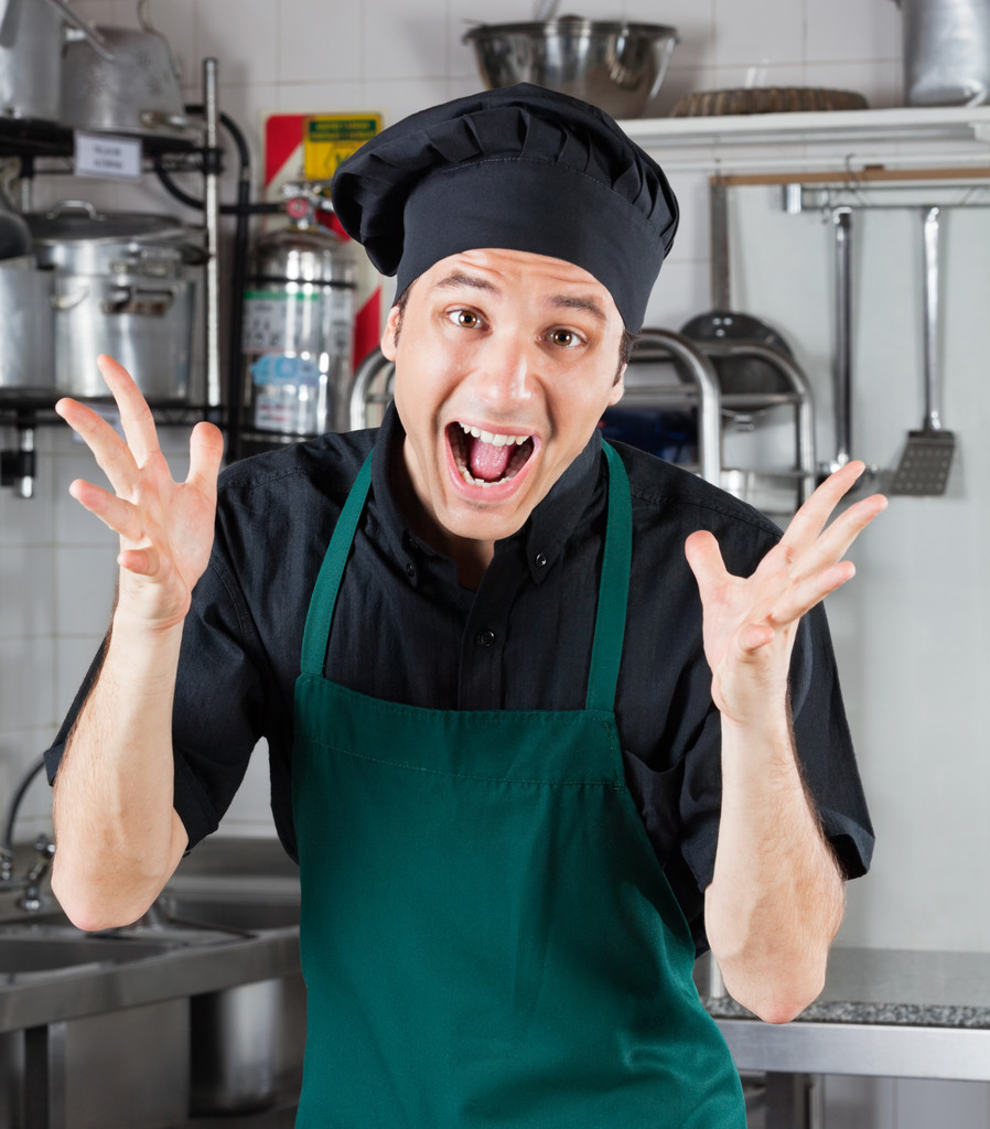 Chef maschio che grida nella cucina del ristorante
 - Foto, immagini