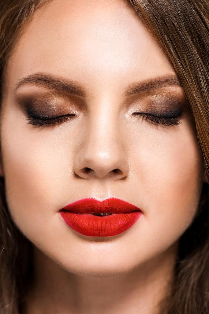 portrait de jeune femme élégante avec rouge à lèvres rouge sur les lèvres et les yeux fermés
  - Photo, image