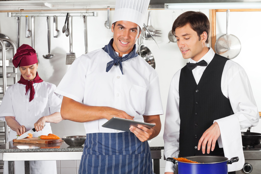 chef-kok met digitale Tablet PC gebruiken ober - Foto, afbeelding