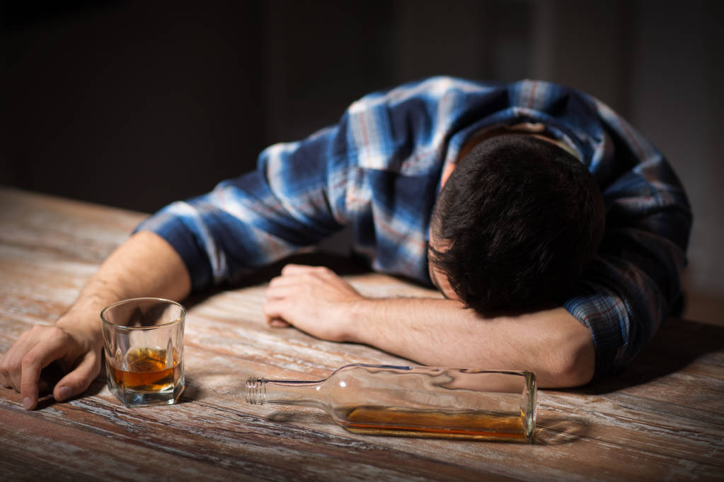 homem bêbado com copo de álcool na mesa à noite
 - Foto, Imagem