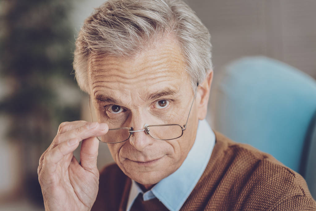 Portrait d'homme mature qui touche des lunettes
 - Photo, image