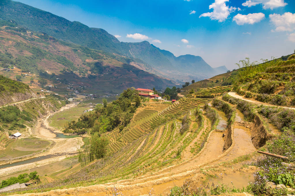 Panoramablick auf terrassenförmig angelegtes Reisfeld in sapa, lao cai, Vietnam an einem Sommertag - Foto, Bild
