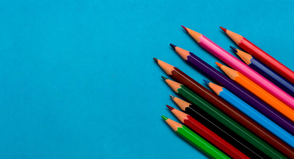 Цветные карандаши, место для текста, синий фон
. - Фото, изображение