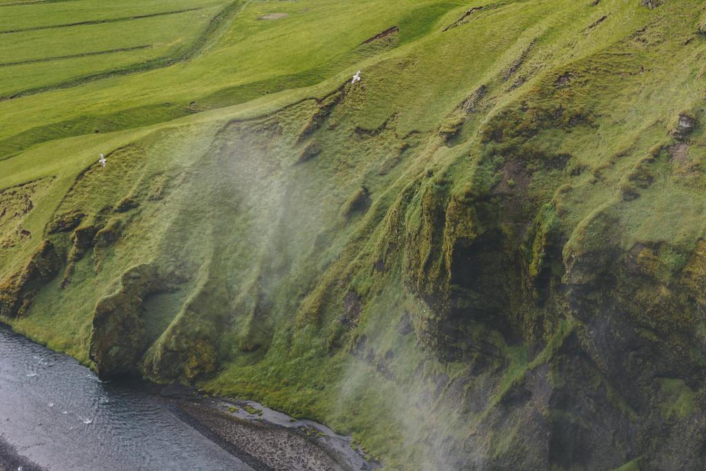 Luftaufnahme des schönen Gebirgsflusses, der durch das Hochland in Island fließt - Foto, Bild