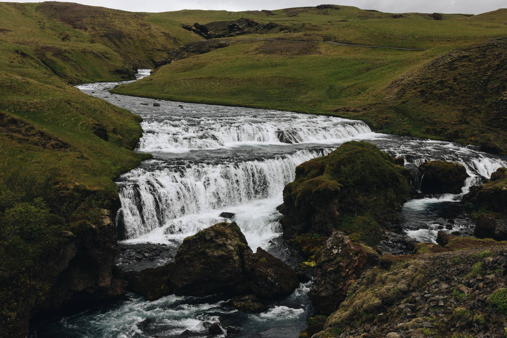 malerischer Blick auf schöne skoga Fluss fließt durch das Hochland in Island - Foto, Bild