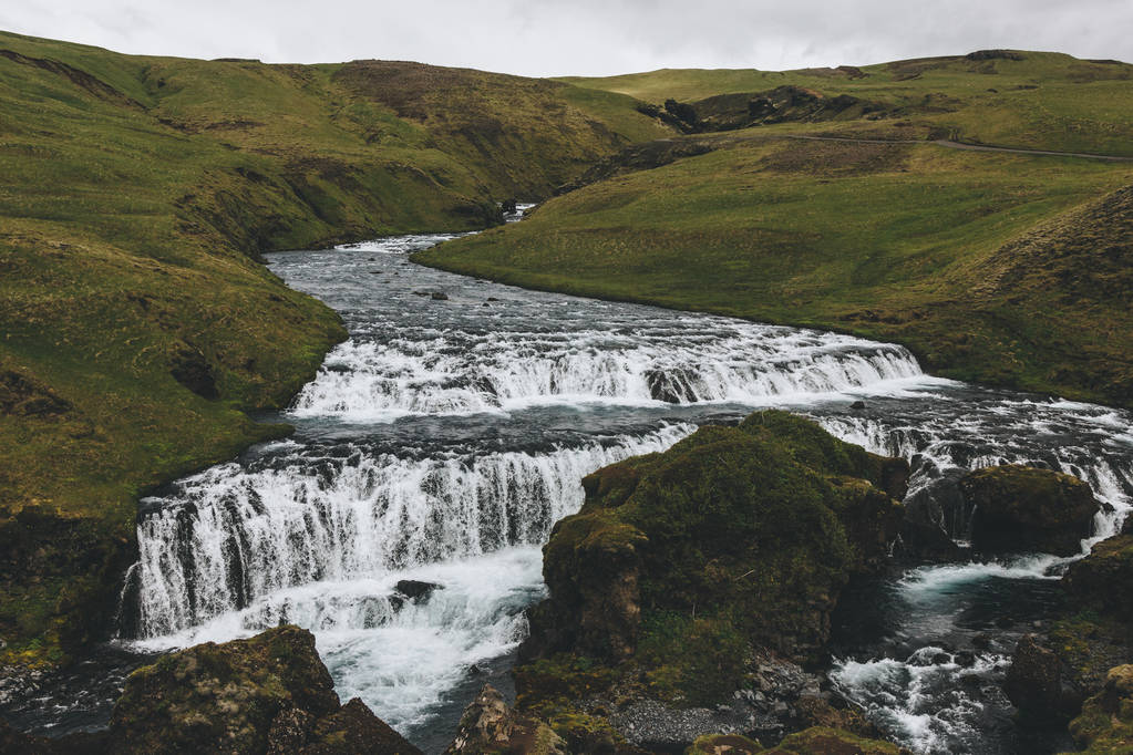 τοπίο με όμορφο ποταμό Skoga που ρέει μέσα από ορεινές περιοχές στην Ισλανδία - Φωτογραφία, εικόνα