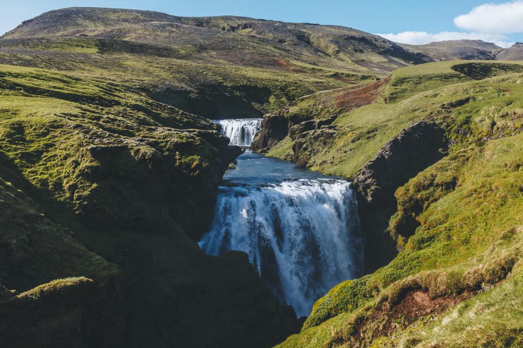 вид з Skoga річка, що протікає через нагір'я в Ісландії - Фото, зображення