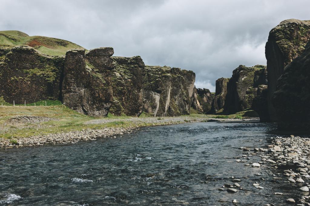 vista panoramica del bellissimo fiume di montagna che scorre attraverso gli altopiani nel Fjadrargljufur Canyon in Islanda
  - Foto, immagini