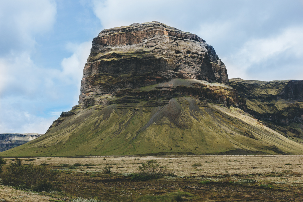 vista panorámica de la hermosa montaña bajo el cielo azul nublado en Islandia
  - Foto, imagen